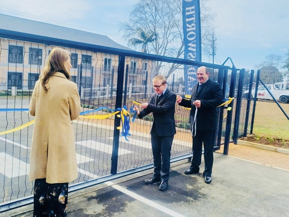 laddsworth unveils new gate